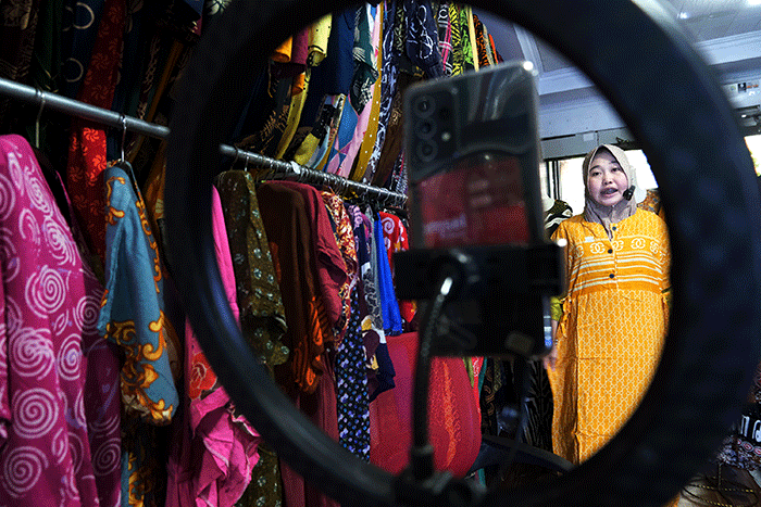 Pemilik brand AS Collection menjual dagangannya secara online di Jalan Andi Djemma, Makassar, Selasa (18/10/2022).