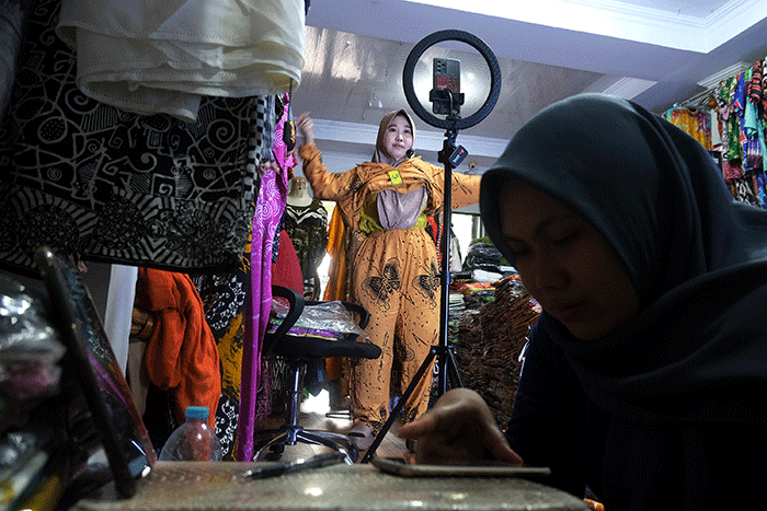 Pemilik brand AS Collection menjual dagangannya secara online di Jalan Andi Djemma, Makassar, Selasa (18/10/2022).