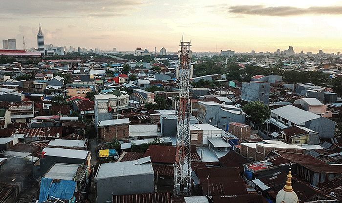 Warga memanfaatkan teknologi smartphone saat beraktivitas di kawasan PT Tower Bersama Infrastructure Tbk (TBIG).