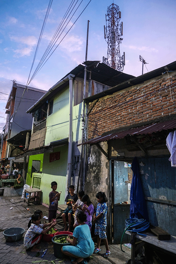 Warga memanfaatkan teknologi smartphone saat beraktivitas di kawasan PT Tower Bersama Infrastructure Tbk (TBIG).