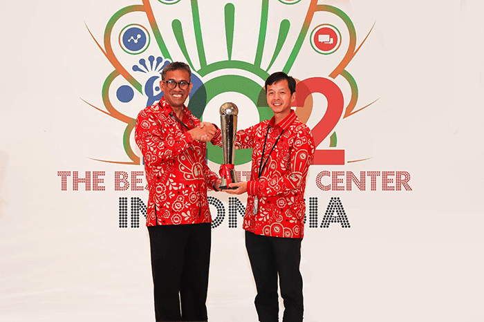Wakil Presiden Direktur Armand Wahyudi Hartono (kanan) menerima penghargaan Gold Champion.