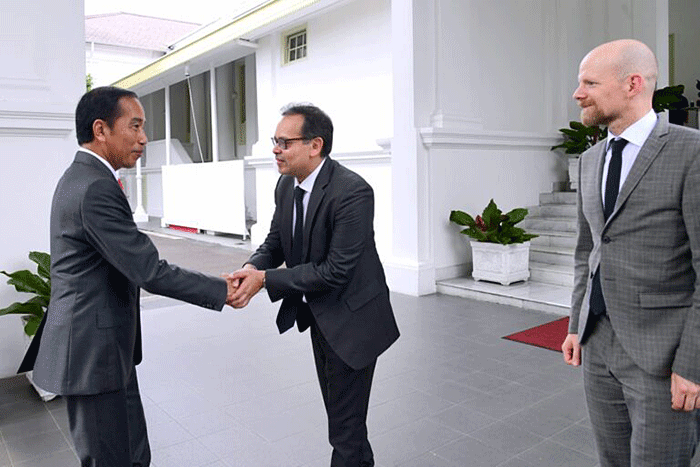 Presiden Joko Widodo usai bertemu dengan Presiden FIFA, Giovani Vicenzo Infantino atau Gianni Infantino, di Istana Merdeka, Jakarta.