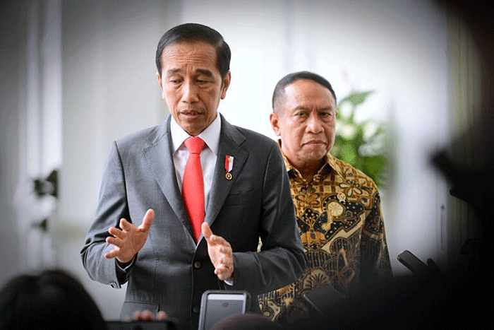 Presiden Joko Widodo usai bertemu dengan Presiden FIFA, Giovani Vicenzo Infantino atau Gianni Infantino, di Istana Merdeka, Jakarta.