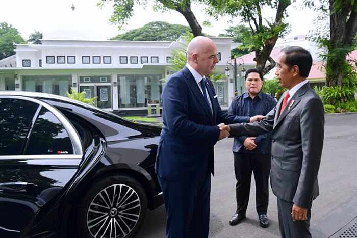 Presiden Joko Widodo usai bertemu dengan Presiden FIFA, Giovani Vicenzo Infantino atau Gianni Infantino, di Istana Merdeka, Jakarta.