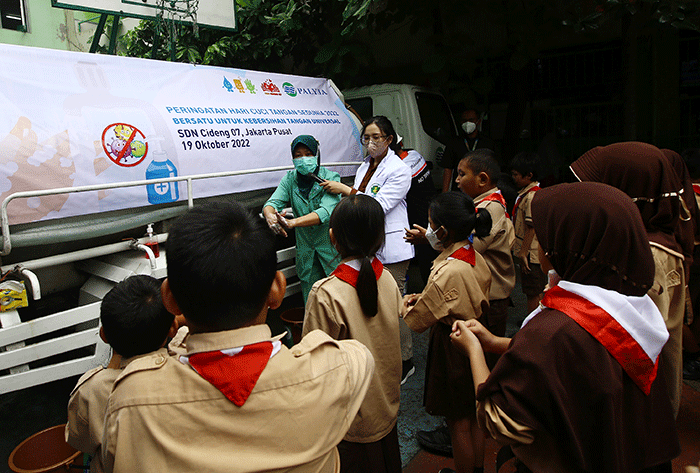 Edukasi cara mencuci tangan kepada siswa SDN Cideng 07, Jakarta Pusat, Rabu (19/10/2022).
