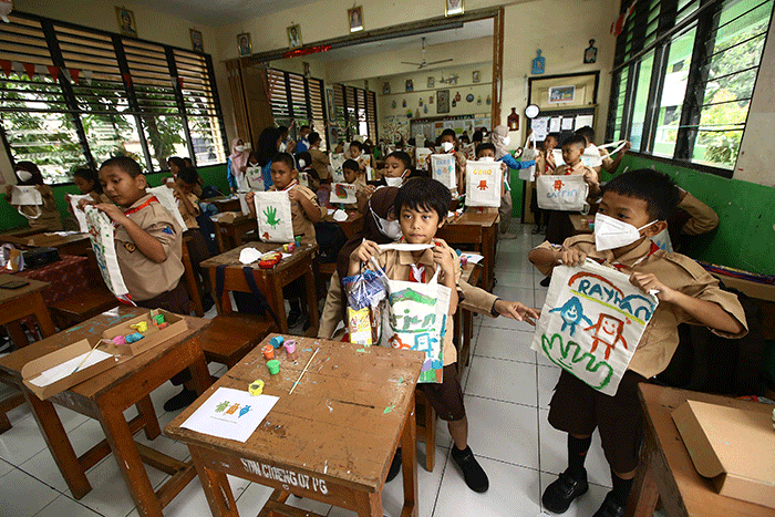Edukasi cara mencuci tangan kepada siswa SDN Cideng 07, Jakarta Pusat, Rabu (19/10/2022).