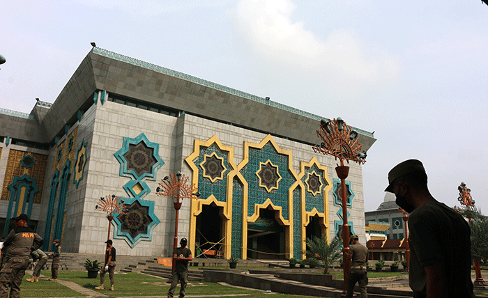 Petugas melakukan pembersihan halaman Masjid Islamic Centre, Koja, Jakarta Utara, Kamis (20/10/2022).