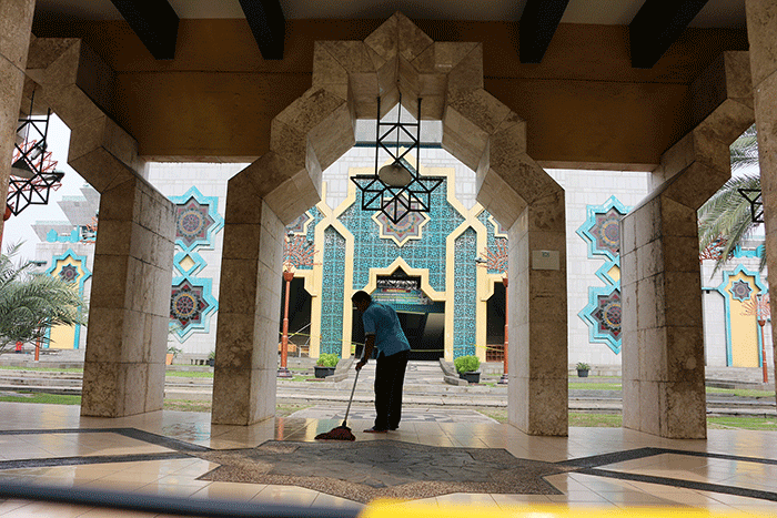 Petugas melakukan pembersihan halaman Masjid Islamic Centre, Koja, Jakarta Utara, Kamis (20/10/2022).