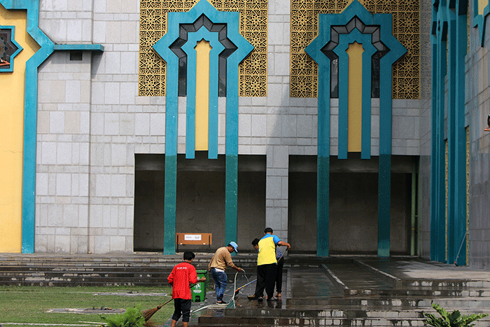 Petugas melakukan pembersihan halaman Masjid Islamic Centre, Koja, Jakarta Utara, Kamis (20/10/2022).