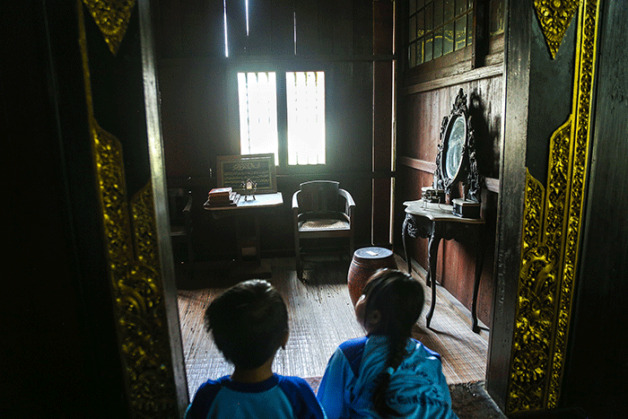 Anak anak TK ditemani orang tua mereka mengunjungi Rumah Limas di sela mengikuti lomba mewarnai di Museum Negeri Sumatera Selatan, Palembang, Rabu (19/10/2022).