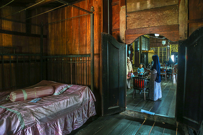 Anak anak TK ditemani orang tua mereka mengunjungi Rumah Limas di sela mengikuti lomba mewarnai di Museum Negeri Sumatera Selatan, Palembang, Rabu (19/10/2022).