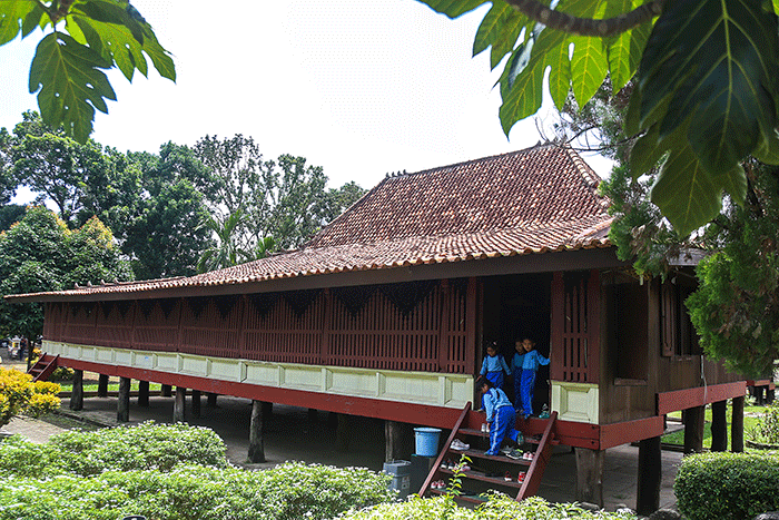 Anak anak TK ditemani orang tua mereka mengunjungi Rumah Limas di sela mengikuti lomba mewarnai di Museum Negeri Sumatera Selatan, Palembang, Rabu (19/10/2022).
