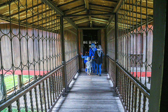 Anak anak TK ditemani orang tua mereka mengunjungi Rumah Limas di sela mengikuti lomba mewarnai di Museum Negeri Sumatera Selatan, Palembang, Rabu (19/10/2022).