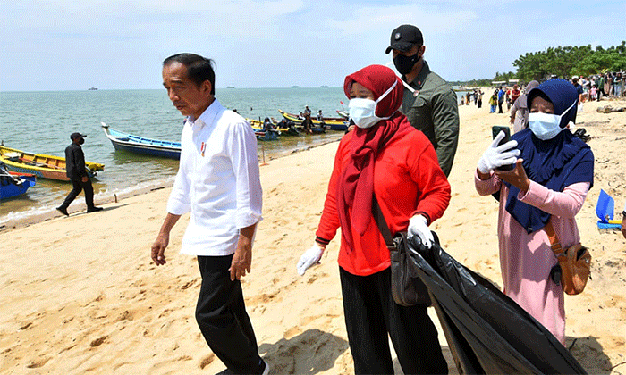 Presiden Joko Widodo mengunjungi Kampung Nelayan Tanjung Laut sekaligus berdialog dengan para nelayan di Kabupaten Bangka Barat.