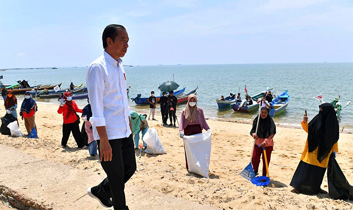 Presiden Joko Widodo mengunjungi Kampung Nelayan Tanjung Laut sekaligus berdialog dengan para nelayan di Kabupaten Bangka Barat.