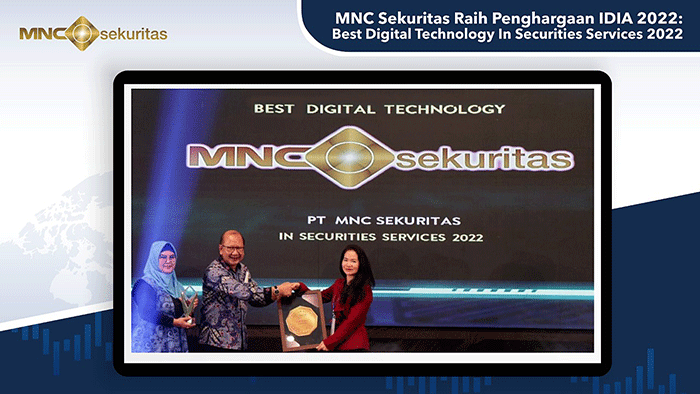Direktur IT & Online Trading MNC Sekuritas Fifi Virgantria (kanan) menerima Penghargaan utama Indonesia Digital Innovation and Achievement Awards 2022.