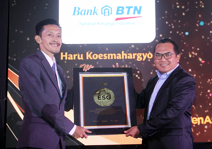 Direktur Human Capital, Compliance, and Legal PT Bank Tabungan Negara (Persero) Tbk. Eko Waluyo (kiri) menerima penghargaan di ajang ESG Excelence 2022.