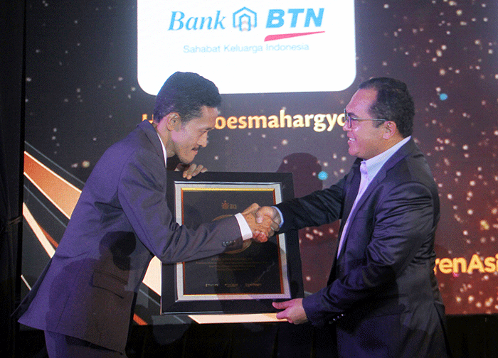 Direktur Human Capital, Compliance, and Legal PT Bank Tabungan Negara (Persero) Tbk. Eko Waluyo (kiri) menerima penghargaan di ajang ESG Excelence 2022.
