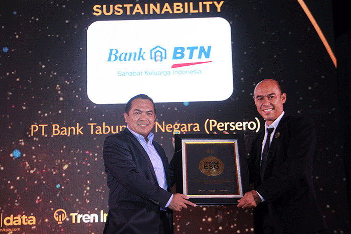 Direktur Human Capital, Compliance, and Legal PT Bank Tabungan Negara (Persero) Tbk. Eko Waluyo (kiri) menerima penghargaan di ajang ESG Excelence 2022.