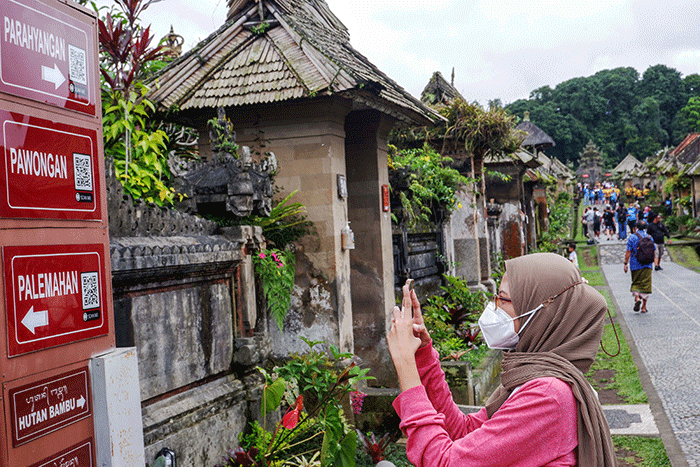 Suasana pengunjung berwisata di Desa Wisata Penglipuran, Kecamatan Bangli, Kabupaten Bangli, Bali, Kamis (20/10/2022).