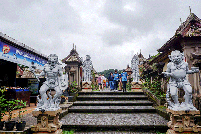 Suasana pengunjung berwisata di Desa Wisata Penglipuran, Kecamatan Bangli, Kabupaten Bangli, Bali, Kamis (20/10/2022).