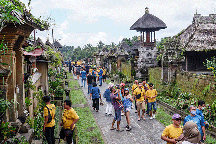 Suasana pengunjung berwisata di Desa Wisata Penglipuran, Kecamatan Bangli, Kabupaten Bangli, Bali, Kamis (20/10/2022).