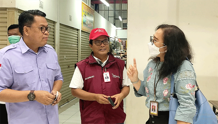 Transaksi menggunakan QRIS di depan toko salah satu pelaku UMKM di Pasar Rumput, Jakarta, Jumat (21/10/2022).