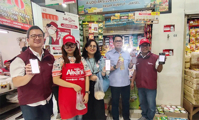 Transaksi menggunakan QRIS di depan toko salah satu pelaku UMKM di Pasar Rumput, Jakarta, Jumat (21/10/2022).