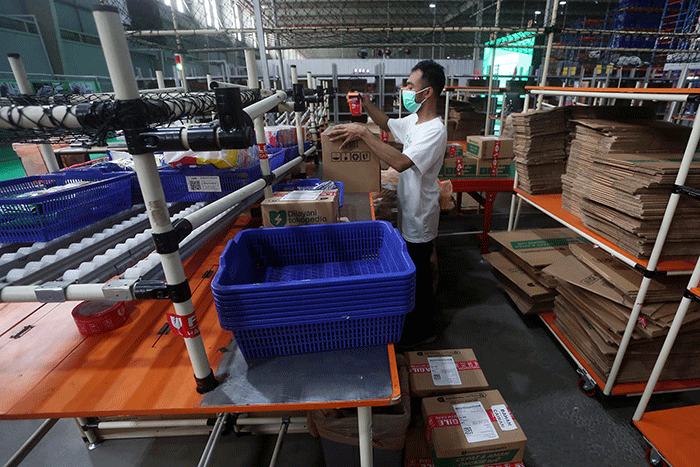 Sejumlah karyawan beraktifitas di gudang pintar ‘Dilayani Tokopedia’, dikawasan Osowilangun Surabaya, Jawa Timur, Kamis (20/10/2022).