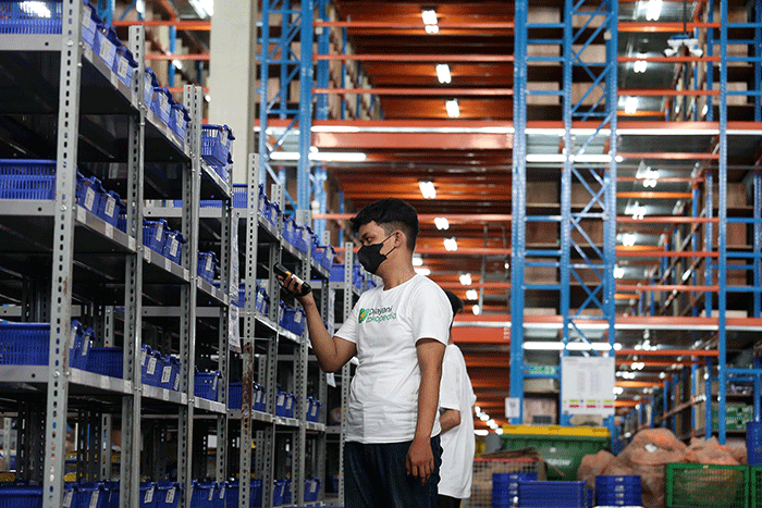 Sejumlah karyawan beraktifitas di gudang pintar ‘Dilayani Tokopedia’, dikawasan Osowilangun Surabaya, Jawa Timur, Kamis (20/10/2022).
