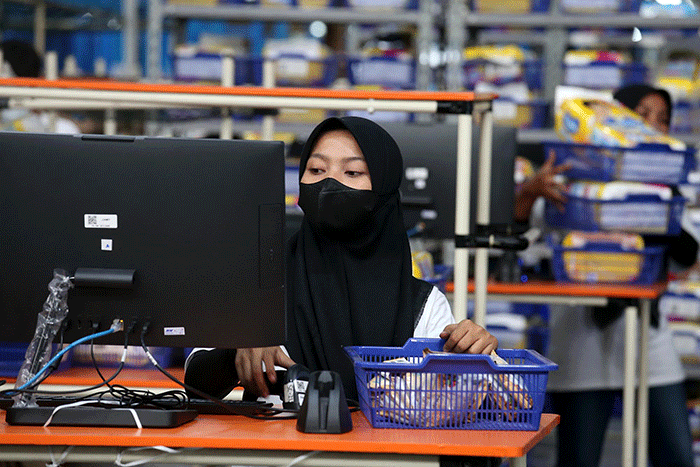 Sejumlah karyawan beraktifitas di gudang pintar ‘Dilayani Tokopedia’, dikawasan Osowilangun Surabaya, Jawa Timur, Kamis (20/10/2022).