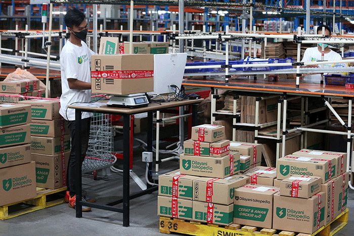 Sejumlah karyawan beraktifitas di gudang pintar ‘Dilayani Tokopedia’, dikawasan Osowilangun Surabaya, Jawa Timur, Kamis (20/10/2022).