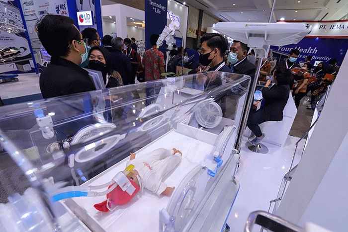 Pengunjung melihat produk kesehatan dalam pameran Indonesia Hospital Expo di Jakarta Convention Center (JCC), Senayan, Jakarta, Jumat (21/10/2022).