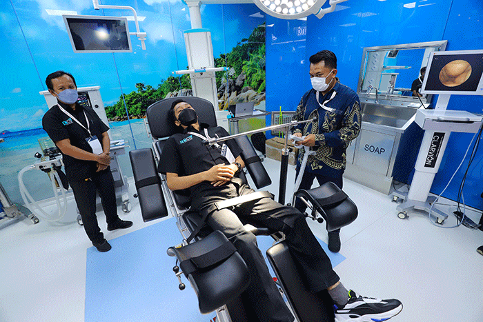 Pengunjung melihat produk kesehatan dalam pameran Indonesia Hospital Expo di Jakarta Convention Center (JCC), Senayan, Jakarta, Jumat (21/10/2022).