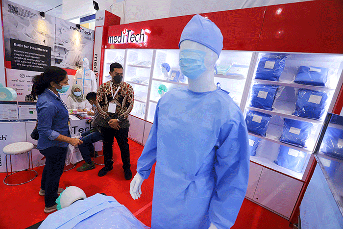 Pengunjung melihat produk kesehatan dalam pameran Indonesia Hospital Expo di Jakarta Convention Center (JCC), Senayan, Jakarta, Jumat (21/10/2022).
