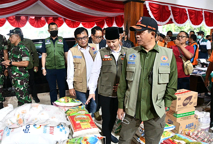 Kepala Badan Nasional Penanggulangan Bencana (BNPB) Letjen TNI Suharyanto, meninjau penanganan bencana banjir di Kabupaten Trenggalek, Jawa Timur.
