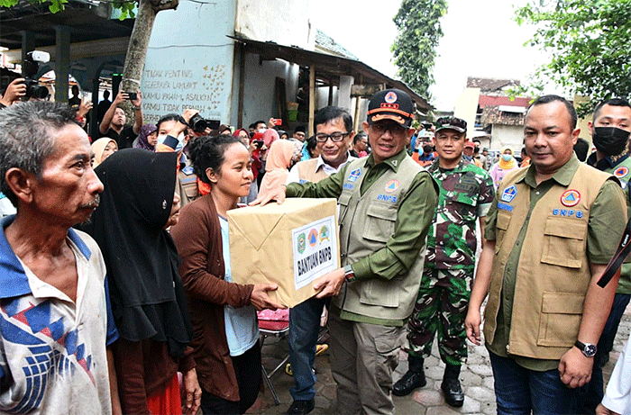 Kepala Badan Nasional Penanggulangan Bencana (BNPB) Letjen TNI Suharyanto, meninjau penanganan bencana banjir di Kabupaten Trenggalek, Jawa Timur.