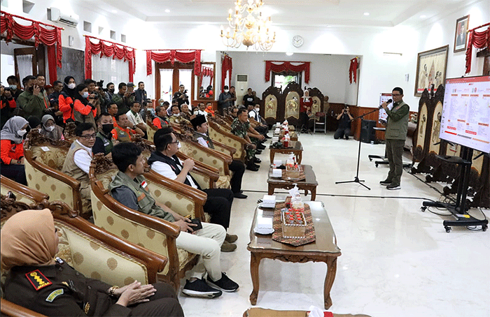 Kepala Badan Nasional Penanggulangan Bencana (BNPB) Letjen TNI Suharyanto, meninjau penanganan bencana banjir di Kabupaten Trenggalek, Jawa Timur.