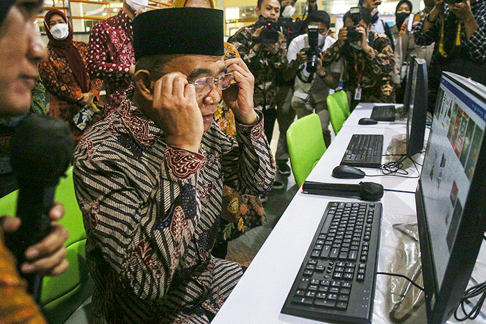 Menteri Koordinator Bidang Pembangunan Manusia dan Kebudayaan Muhadjir Effendy melakukan pantauan secara langsung aktivitas Mal Layanan Publik.