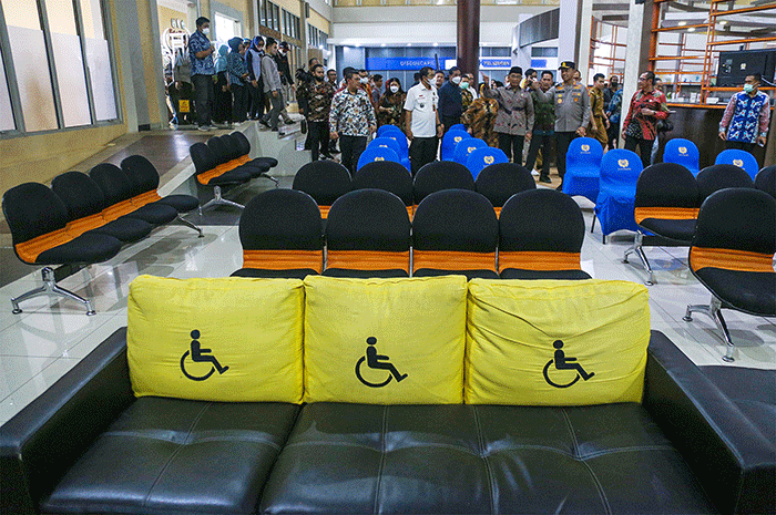 Menteri Koordinator Bidang Pembangunan Manusia dan Kebudayaan Muhadjir Effendy melakukan pantauan secara langsung aktivitas Mal Layanan Publik.