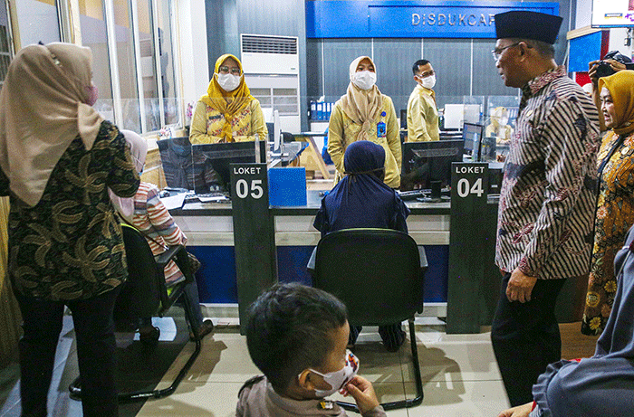 Menteri Koordinator Bidang Pembangunan Manusia dan Kebudayaan Muhadjir Effendy melakukan pantauan secara langsung aktivitas Mal Layanan Publik.