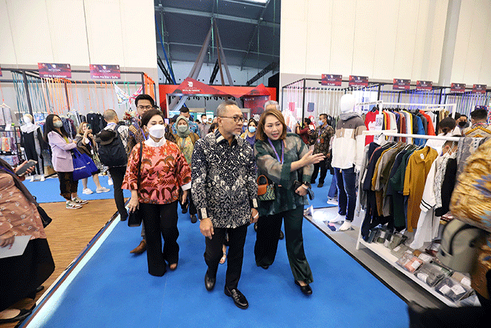 Pengunjung mengamati baju yang dipamerkan saat Jakarta Muslim Fashion Week (JMFW) 2023 di ICE, BSD City, Banten, Kamis (20/10/2022).