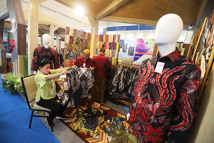 Pengunjung mengamati baju yang dipamerkan saat Jakarta Muslim Fashion Week (JMFW) 2023 di ICE, BSD City, Banten, Kamis (20/10/2022).
