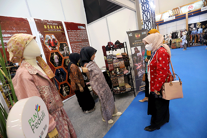 Pengunjung mengamati baju yang dipamerkan saat Jakarta Muslim Fashion Week (JMFW) 2023 di ICE, BSD City, Banten, Kamis (20/10/2022).