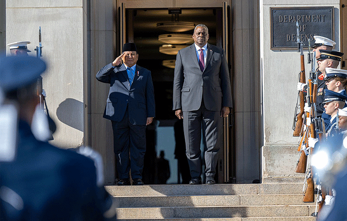 Menteri Pertahanan Prabowo Subianto melaksanakan pertemuan dengan Menteri Pertahanan Amerika Serikat Lloyd J. Austin III di Gedung Pentagon.