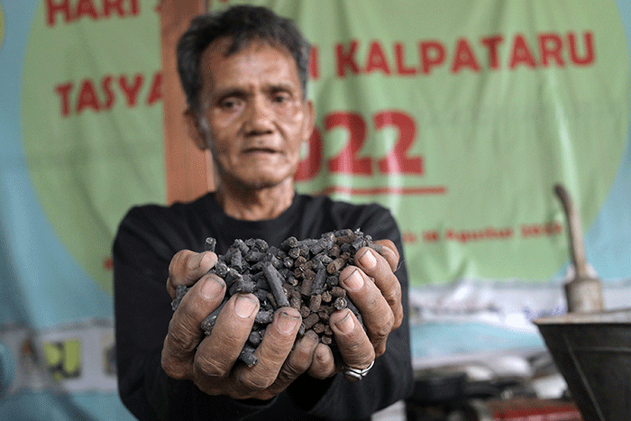 Pekerja mengolah sampah organik di Sekretariat Gerakan Ciliwung Bersih, kawasan Karet Bivak, Jakarta, Sabtu (22/10/2022).