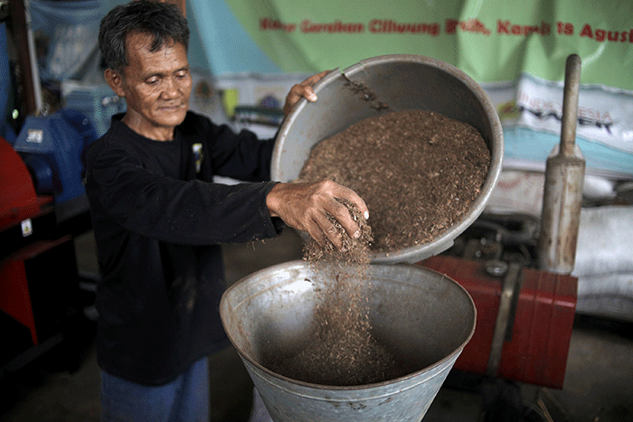Pekerja mengolah sampah organik di Sekretariat Gerakan Ciliwung Bersih, kawasan Karet Bivak, Jakarta, Sabtu (22/10/2022).