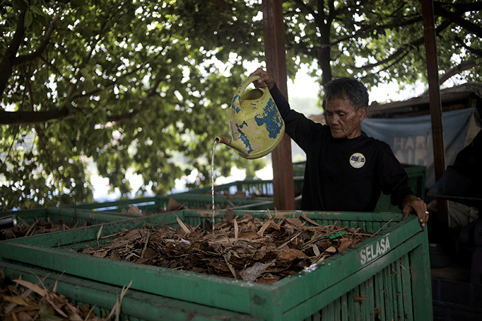 Pekerja mengolah sampah organik di Sekretariat Gerakan Ciliwung Bersih, kawasan Karet Bivak, Jakarta, Sabtu (22/10/2022).