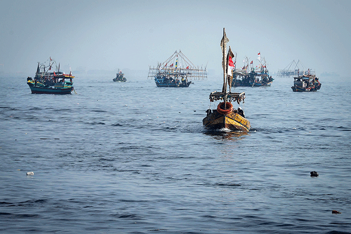 Sejumlah warga mengikuti proses pelepasan sesaji ke laut saat tradisi Nadran Pesta Laut atau Festival Kampung Nelayan di Cilincing, Jakarta Utara.