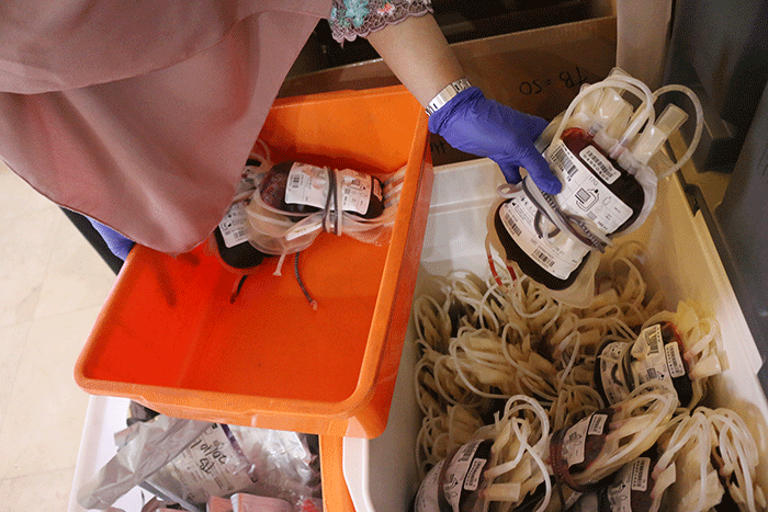 Warga melakukan donor darah yang diselenggarakan oleh PMI di Hotel Kaisar, Jakarta, Sabtu (22/10/2022).